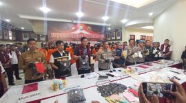 Ribuan liquid Vape yang diamankan oleh Ditresnarkoba Polda Kepri, dihadirkan saat ekspos di Lobi utama Mapolda Kepri, Jumat (4/7/2025). Mataoedia6.com/Zalfirega