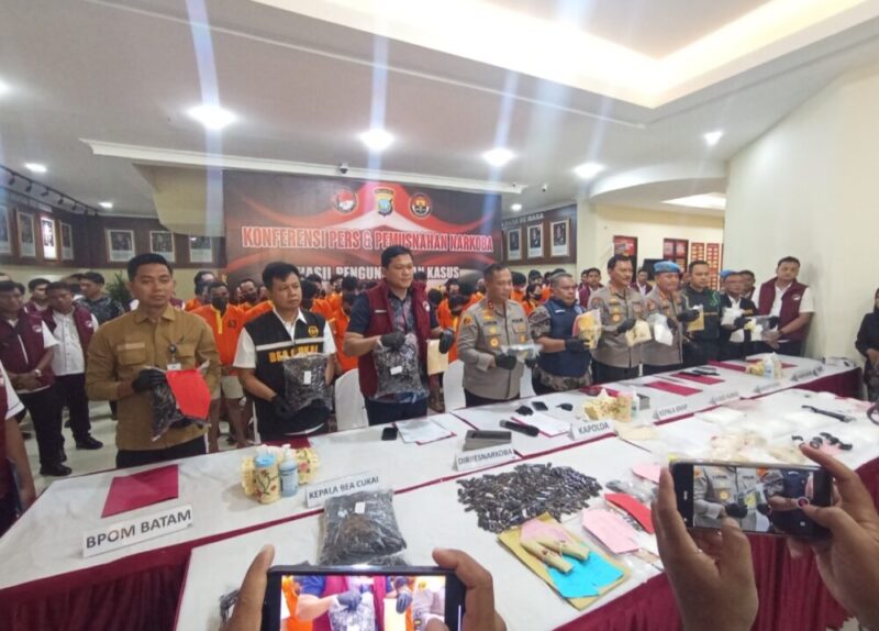 Ribuan liquid Vape yang diamankan oleh Ditresnarkoba Polda Kepri, dihadirkan saat ekspos di Lobi utama Mapolda Kepri, Jumat (4/7/2025). Mataoedia6.com/Zalfirega