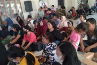 Puluhan warga yang hadir di lobi kantor Lurah Sei Binti jalan raya Sei Lekop, Kecamatan Sagulung Kota Batam, Provinsi Kepri, Minggu (6/7/2025). Matapedia6.com/Luci