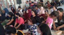 Puluhan warga yang hadir di lobi kantor Lurah Sei Binti jalan raya Sei Lekop, Kecamatan Sagulung Kota Batam, Provinsi Kepri, Minggu (6/7/2025). Matapedia6.com/Luci