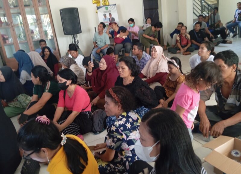 Puluhan warga yang hadir di lobi kantor Lurah Sei Binti jalan raya Sei Lekop, Kecamatan Sagulung Kota Batam, Provinsi Kepri, Minggu (6/7/2025). Matapedia6.com/Luci