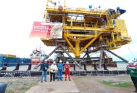 Struktur topside Wellhead Platform M (WHP-M) Medco E&P Indonesia diberangkatkan dari Batam, Senin (7/7/2025). Foto:Zalfirega/matapedia