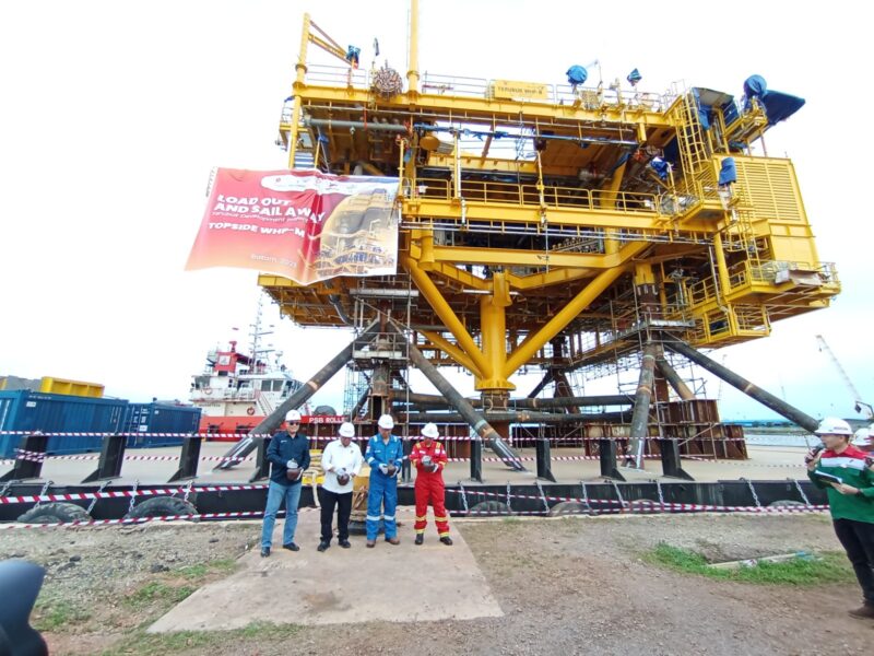 Struktur topside Wellhead Platform M (WHP-M) Medco E&P Indonesia diberangkatkan dari Batam, Senin (7/7/2025). Foto:Zalfirega/matapedia