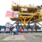 Struktur topside Wellhead Platform M (WHP-M) Medco E&P Indonesia diberangkatkan dari Batam, Senin (7/7/2025). Foto:Zalfirega/matapedia