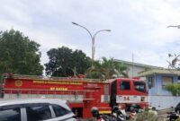Mobil pemadam kebakaran milik BP Batam saat tiba dilokasi untuk melakukan pemadaman api yang membakar lantai dua gedung perusahaan yang disewa oleh PT Indofood CBP Sukses Makmur Tbk di kawasan Cammo Industrial Park, Kecamatan Batam Kota, Senin (7/7/2025). Matapedia6.com/Istimewa