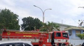 Mobil pemadam kebakaran milik BP Batam saat tiba dilokasi untuk melakukan pemadaman api yang membakar lantai dua gedung perusahaan yang disewa oleh PT Indofood CBP Sukses Makmur Tbk di kawasan Cammo Industrial Park, Kecamatan Batam Kota, Senin (7/7/2025). Matapedia6.com/Istimewa