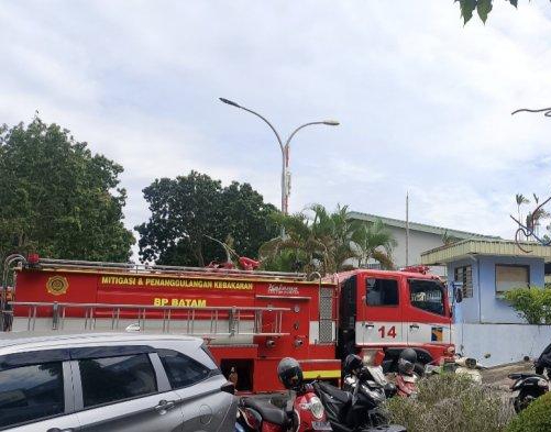 Mobil pemadam kebakaran milik BP Batam saat tiba dilokasi untuk melakukan pemadaman api yang membakar lantai dua gedung perusahaan yang disewa oleh PT Indofood CBP Sukses Makmur Tbk di kawasan Cammo Industrial Park, Kecamatan Batam Kota, Senin (7/7/2025). Matapedia6.com/Istimewa