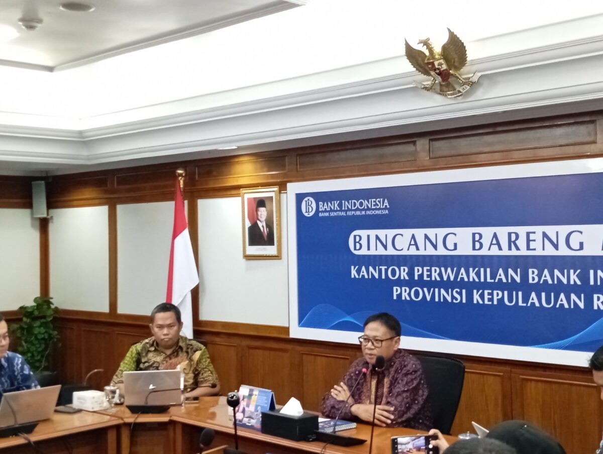 Kepala Kantor Perwakilan Bank Indonesia Kepri, Rony Widijarto saat bincang dengan media di kantor BI Kepri, Selasa (8/7/2025). Foto;Zalfirega