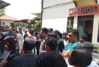 Puluhan korban penipuan kavling Bodong di wilayah Sagulung saat mendatangi Polresta Barelang, di Suka Jadi Kota Batam Provinsi Kepri, Selasa (8/7/2025). Matapedia6.com/Luci