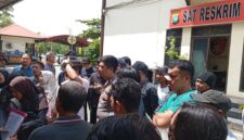 Puluhan korban penipuan kavling Bodong di wilayah Sagulung saat mendatangi Polresta Barelang, di Suka Jadi Kota Batam Provinsi Kepri, Selasa (8/7/2025). Matapedia6.com/Luci