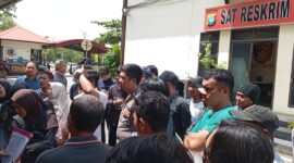 Puluhan korban penipuan kavling Bodong di wilayah Sagulung saat mendatangi Polresta Barelang, di Suka Jadi Kota Batam Provinsi Kepri, Selasa (8/7/2025). Matapedia6.com/Luci