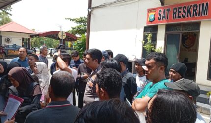 Puluhan korban penipuan kavling Bodong di wilayah Sagulung saat mendatangi Polresta Barelang, di Suka Jadi Kota Batam Provinsi Kepri, Selasa (8/7/2025). Matapedia6.com/Luci