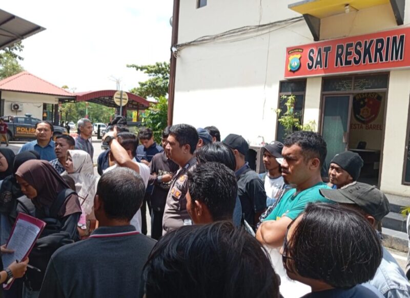 Puluhan korban penipuan kavling Bodong di wilayah Sagulung saat mendatangi Polresta Barelang, di Suka Jadi Kota Batam Provinsi Kepri, Selasa (8/7/2025). Matapedia6.com/Luci