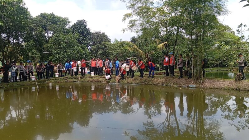 Polda Kepri Tabur 50 Ribu Bibit Ikan Mas dan Nila di Tibelat Farm Sei Temiang, Kecamatan Sekupang, Rabu (9/7/2025). Foto:dok/Zalfirega-matapedia