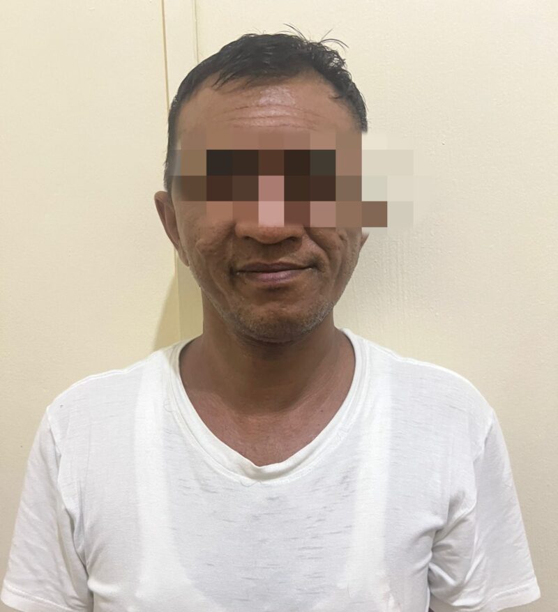Satu dari lima orang pelaku yang ditangkap Ditresnarkoba Polda Kepri yang terlibat peredaran narkotika di Batam, Selasa (15/7/2025). Matapedia6.com/Dok Ditresnarkoba