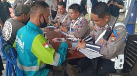Petugas dari Tim gabungan saat memeriksa kendaraan yang terjaring razia di kantor Dishub Kota Batam, Provinsi Kepri, Kamis (17/7/2025). Matapedia6.com/Lusi