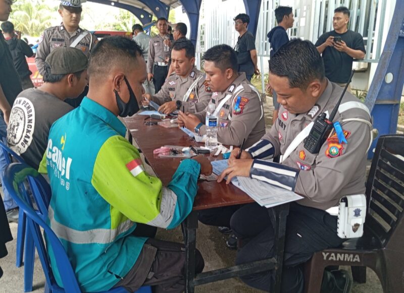Petugas dari Tim gabungan saat memeriksa kendaraan yang terjaring razia di kantor Dishub Kota Batam, Provinsi Kepri, Kamis (17/7/2025). Matapedia6.com/Lusi