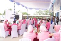 Pejabat utama dan ibu bhayangkari Polda Kepri saat mengikuti zoom bersama Kapolri Jenderal Listyo Sigit Prabowo di Dapur SPPG yang ada di Polda Kepri, Kamis (17/7/2025). Matapedia6.com/Dok Humas Polda