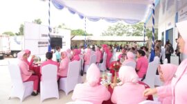 Pejabat utama dan ibu bhayangkari Polda Kepri saat mengikuti zoom bersama Kapolri Jenderal Listyo Sigit Prabowo di Dapur SPPG yang ada di Polda Kepri, Kamis (17/7/2025). Matapedia6.com/Dok Humas Polda