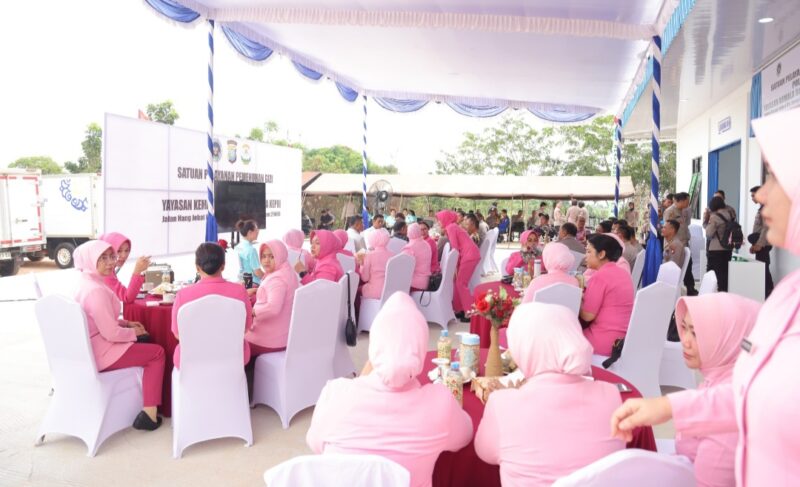 Pejabat utama dan ibu bhayangkari Polda Kepri saat mengikuti zoom bersama Kapolri Jenderal Listyo Sigit Prabowo di Dapur SPPG yang ada di Polda Kepri, Kamis (17/7/2025). Matapedia6.com/Dok Humas Polda