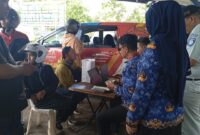Petugas dari Samsat Batam Centre saat melayani pembayaran pajak kendaraan bermotor yang terjaring razia di kantor Dishub Kota Batam Provinsi Kepri, Kamis (17/7/2025). Matapedia6.com/Luci