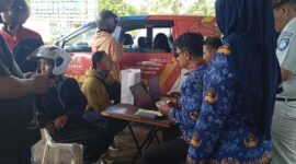 Petugas dari Samsat Batam Centre saat melayani pembayaran pajak kendaraan bermotor yang terjaring razia di kantor Dishub Kota Batam Provinsi Kepri, Kamis (17/7/2025). Matapedia6.com/Luci