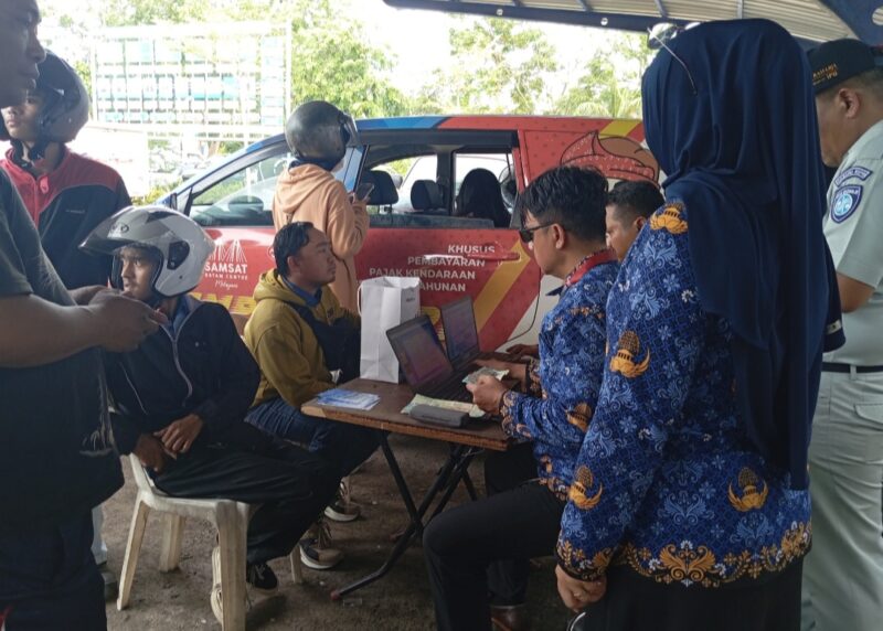 Petugas dari Samsat Batam Centre saat melayani pembayaran pajak kendaraan bermotor yang terjaring razia di kantor Dishub Kota Batam Provinsi Kepri, Kamis (17/7/2025). Matapedia6.com/Luci