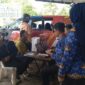 Petugas dari Samsat Batam Centre saat melayani pembayaran pajak kendaraan bermotor yang terjaring razia di kantor Dishub Kota Batam Provinsi Kepri, Kamis (17/7/2025). Matapedia6.com/Luci