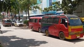 Potret angkutan umum di Kota Batam yang pernah berjaya dan saat ini kondisinya sudah banyak yang tidak laik, bahkan sangat membahayakan dijalan raya, Sabtu (19/7/2025). Matapedia6.com/Luci