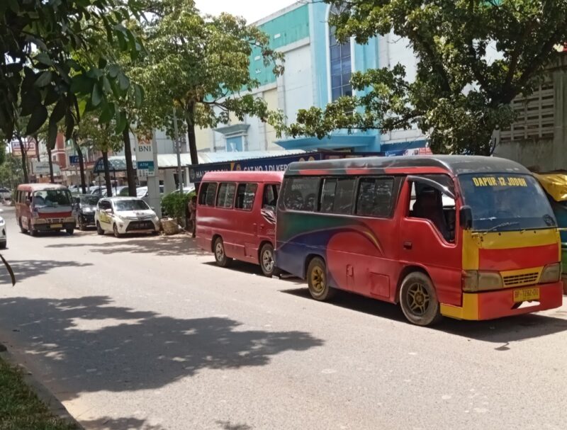 Potret angkutan umum di Kota Batam yang pernah berjaya dan saat ini kondisinya sudah banyak yang tidak laik, bahkan sangat membahayakan dijalan raya, Sabtu (19/7/2025). Matapedia6.com/Luci