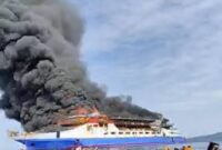 Kepulan asap membumbung tinggi Deri dek atas kapal KM Berceola yang terbakar di di sekitar Pulau Talise, Minahasa Utara, Sulawesi Utara, Minggu (20/7/2025). Matapedia6.com/Istimewa