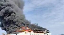 Kepulan asap membumbung tinggi Deri dek atas kapal KM Berceola yang terbakar di di sekitar Pulau Talise, Minahasa Utara, Sulawesi Utara, Minggu (20/7/2025). Matapedia6.com/Istimewa