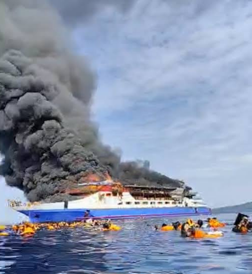 Kepulan asap membumbung tinggi Deri dek atas kapal KM Berceola yang terbakar di di sekitar Pulau Talise, Minahasa Utara, Sulawesi Utara, Minggu (20/7/2025). Matapedia6.com/Istimewa