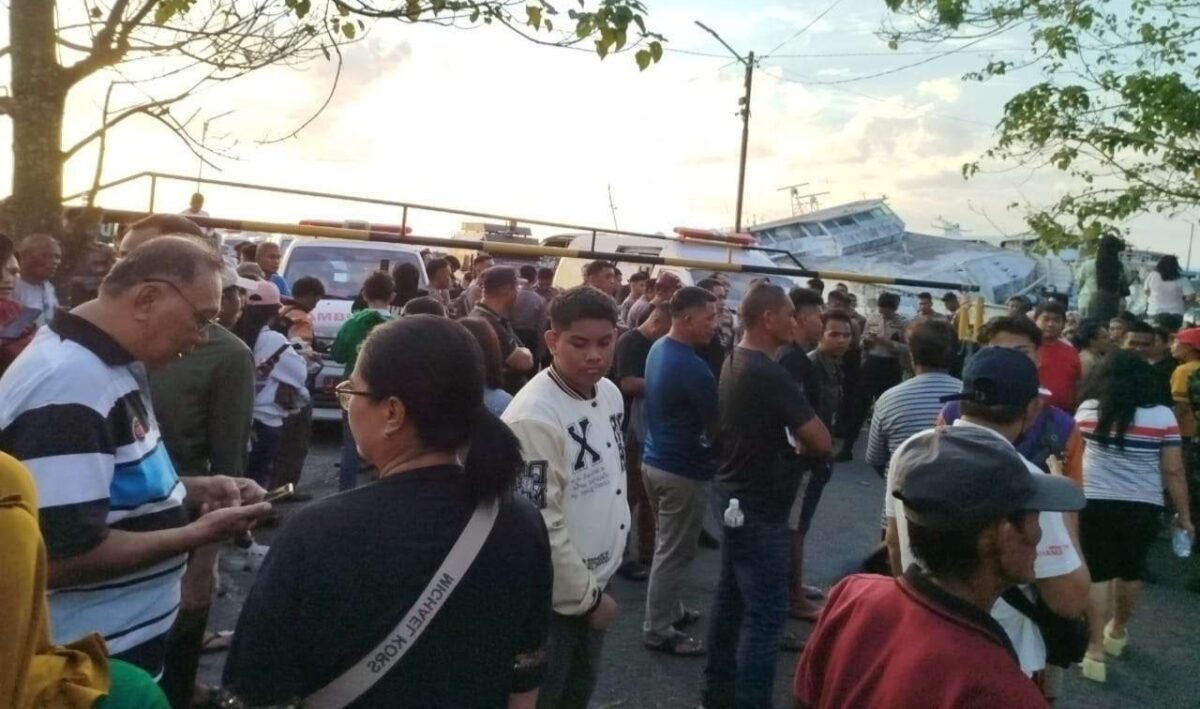 Keluarga dan kerabat korban saat mendatangi pelabuhan Manado untuk mencari tahu keberadaan keluarga mereka yang ikut dalam kapal KM Bercelona yang terbakar di sekitar Pulau Talise, Minahasa Utara, Sulawesi Utara, Minggu (20/7/2025). Matapedia6.com/Istimewa