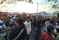 Keluarga dan kerabat korban saat mendatangi pelabuhan Manado untuk mencari tahu keberadaan keluarga mereka yang ikut dalam kapal KM Bercelona yang terbakar di sekitar Pulau Talise, Minahasa Utara, Sulawesi Utara, Minggu (20/7/2025). Matapedia6.com/Istimewa