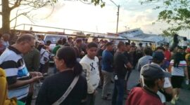 Keluarga dan kerabat korban saat mendatangi pelabuhan Manado untuk mencari tahu keberadaan keluarga mereka yang ikut dalam kapal KM Bercelona yang terbakar di sekitar Pulau Talise, Minahasa Utara, Sulawesi Utara, Minggu (20/7/2025). Matapedia6.com/Istimewa