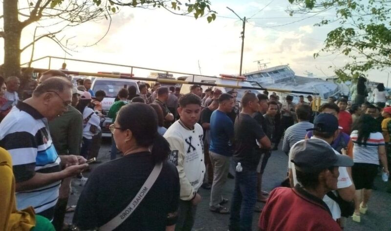 Keluarga dan kerabat korban saat mendatangi pelabuhan Manado untuk mencari tahu keberadaan keluarga mereka yang ikut dalam kapal KM Bercelona yang terbakar di sekitar Pulau Talise, Minahasa Utara, Sulawesi Utara, Minggu (20/7/2025). Matapedia6.com/Istimewa