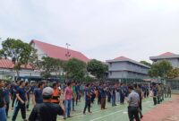 Warga Binaan Lapas Batam mengikuti latihan deklarasi penolakan terhadap narkotika di Lapangan Lapas Batam, Senin (21/7/2025). Foto:Zalfirega/matapedia