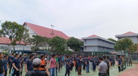 Warga Binaan Lapas Batam mengikuti latihan deklarasi penolakan terhadap narkotika di Lapangan Lapas Batam, Senin (21/7/2025). Foto:Zalfirega/matapedia