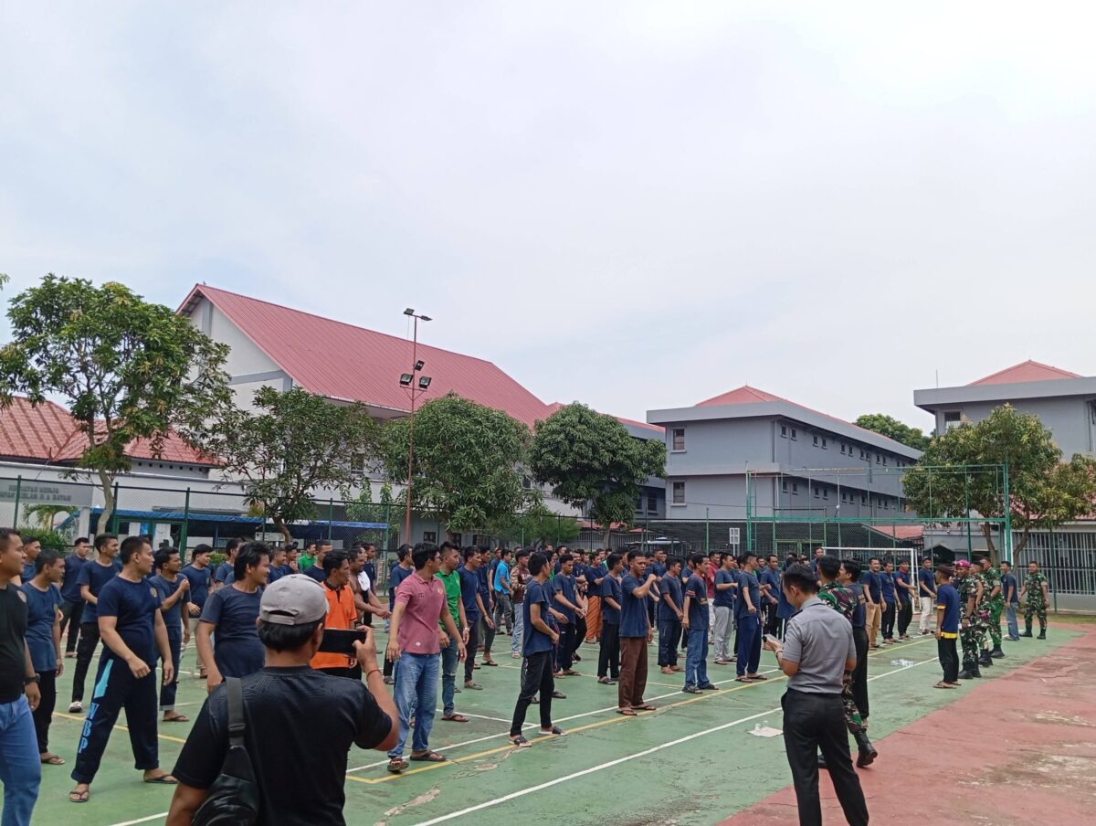 Warga Binaan Lapas Batam mengikuti latihan deklarasi penolakan terhadap narkotika di Lapangan Lapas Batam, Senin (21/7/2025). Foto:Zalfirega/matapedia