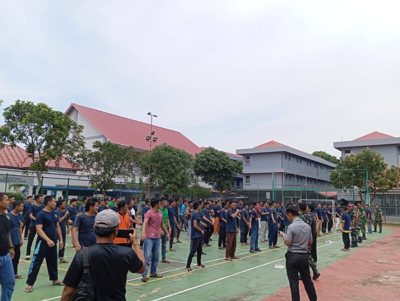 Warga Binaan Lapas Batam mengikuti latihan deklarasi penolakan terhadap narkotika di Lapangan Lapas Batam, Senin (21/7/2025). Foto:Zalfirega/matapedia