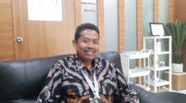 Kepala MAN 1 Kota Batam, Rudy Hartono saat diwawancara wartawan di ruangannya pada Kamis (24/7/2025). Foto:Zalfirega/matapedia