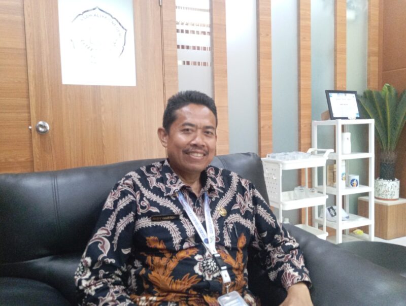 Kepala MAN 1 Kota Batam, Rudy Hartono saat diwawancara wartawan di ruangannya pada Kamis (24/7/2025). Foto:Zalfirega/matapedia