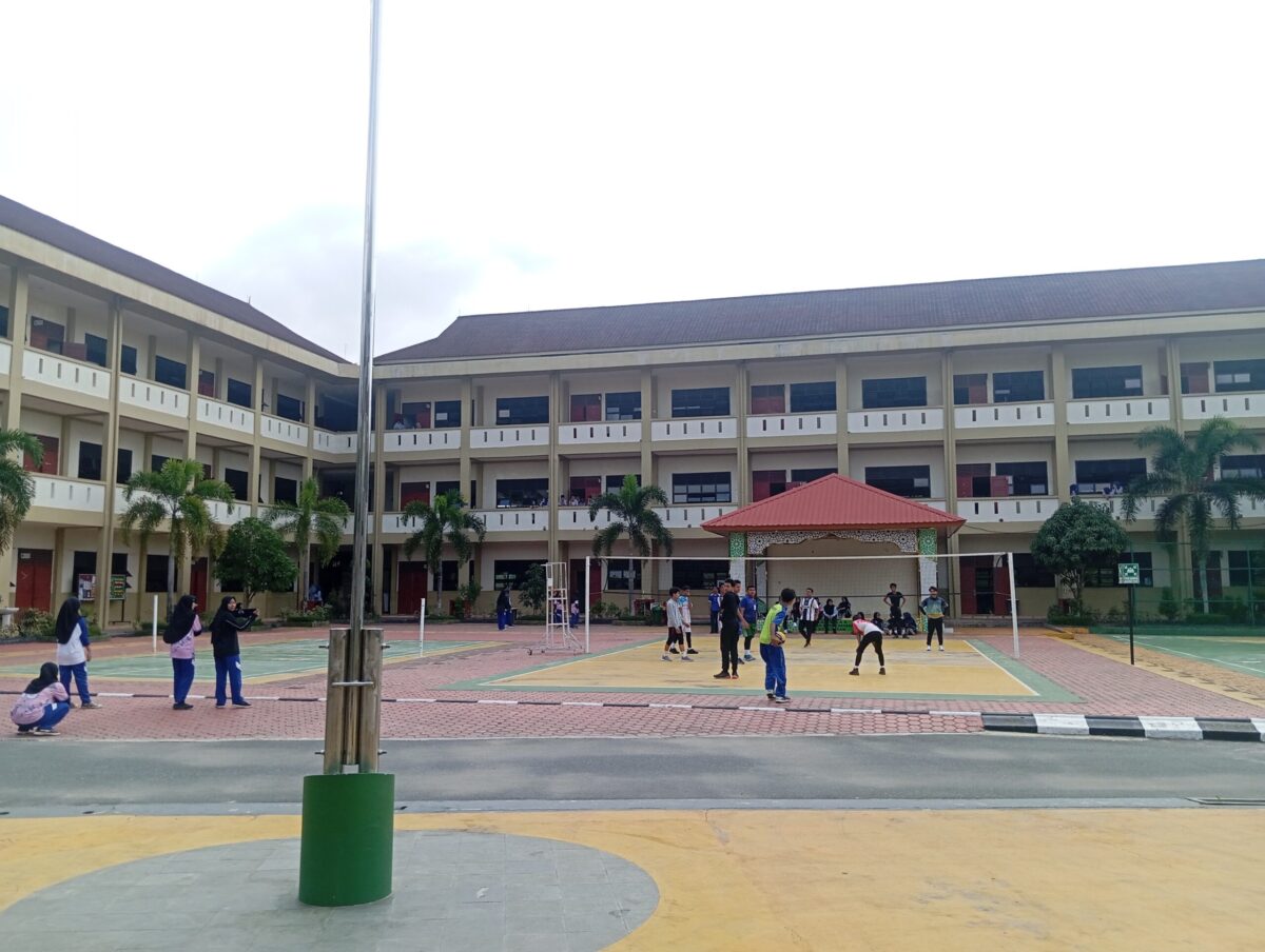 Para siswa tengah olahraga di MAN 1 Kota Batam, Kamis (24/7/2025). Foto:matapedia