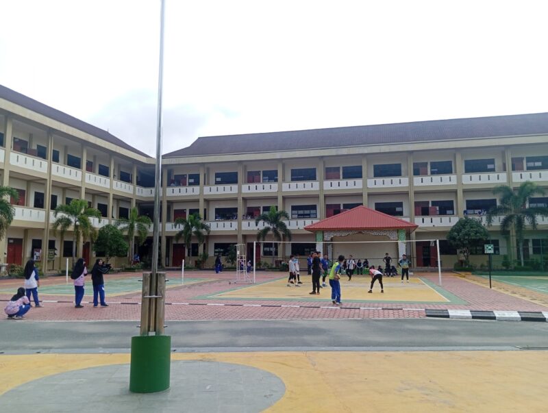 Para siswa tengah olahraga di MAN 1 Kota Batam, Kamis (24/7/2025). Foto:matapedia