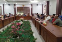 Komisi I DPRD Kita Batam gelar Rapat Dengar Pendapat (RDP) kasus kecelakaan mobil Toyota Yaris Cross, dengan mempertemukan Konsumen dengan Dealer Agung Toyota Batam Centre, Kamis (31/7/2025). Matapedia6.com/Zalfirega