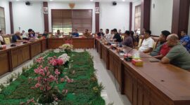 Komisi I DPRD Kita Batam gelar Rapat Dengar Pendapat (RDP) kasus kecelakaan mobil Toyota Yaris Cross, dengan mempertemukan Konsumen dengan Dealer Agung Toyota Batam Centre, Kamis (31/7/2025). Matapedia6.com/Zalfirega