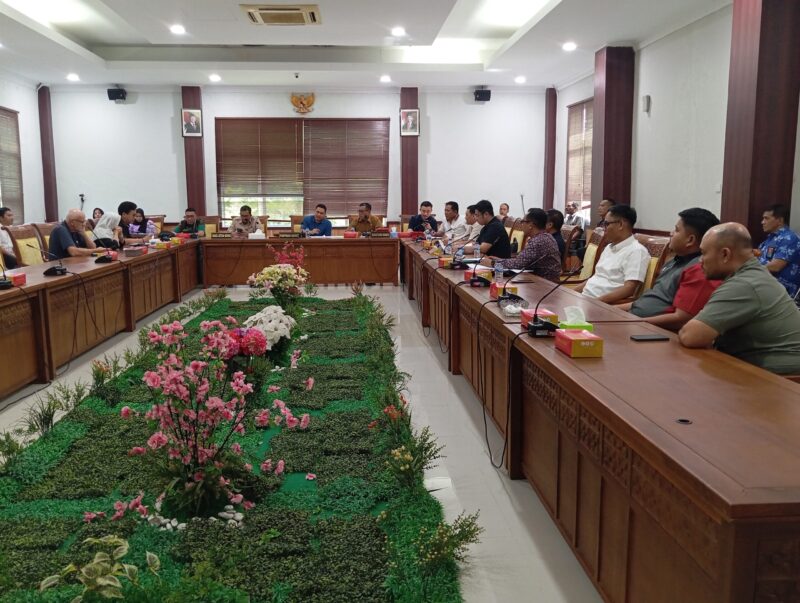 Komisi I DPRD Kita Batam gelar Rapat Dengar Pendapat (RDP) kasus kecelakaan mobil Toyota Yaris Cross, dengan mempertemukan Konsumen dengan Dealer Agung Toyota Batam Centre, Kamis (31/7/2025). Matapedia6.com/Zalfirega