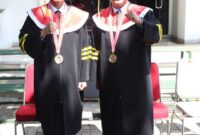 Dr. Amsakar Achmad dan Dr. Ridwan Afandi usai wisuda, Rabu (23/7/2025). Foto:ist/matapedia