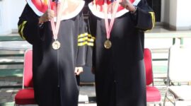 Dr. Amsakar Achmad dan Dr. Ridwan Afandi usai wisuda, Rabu (23/7/2025). Foto:ist/matapedia